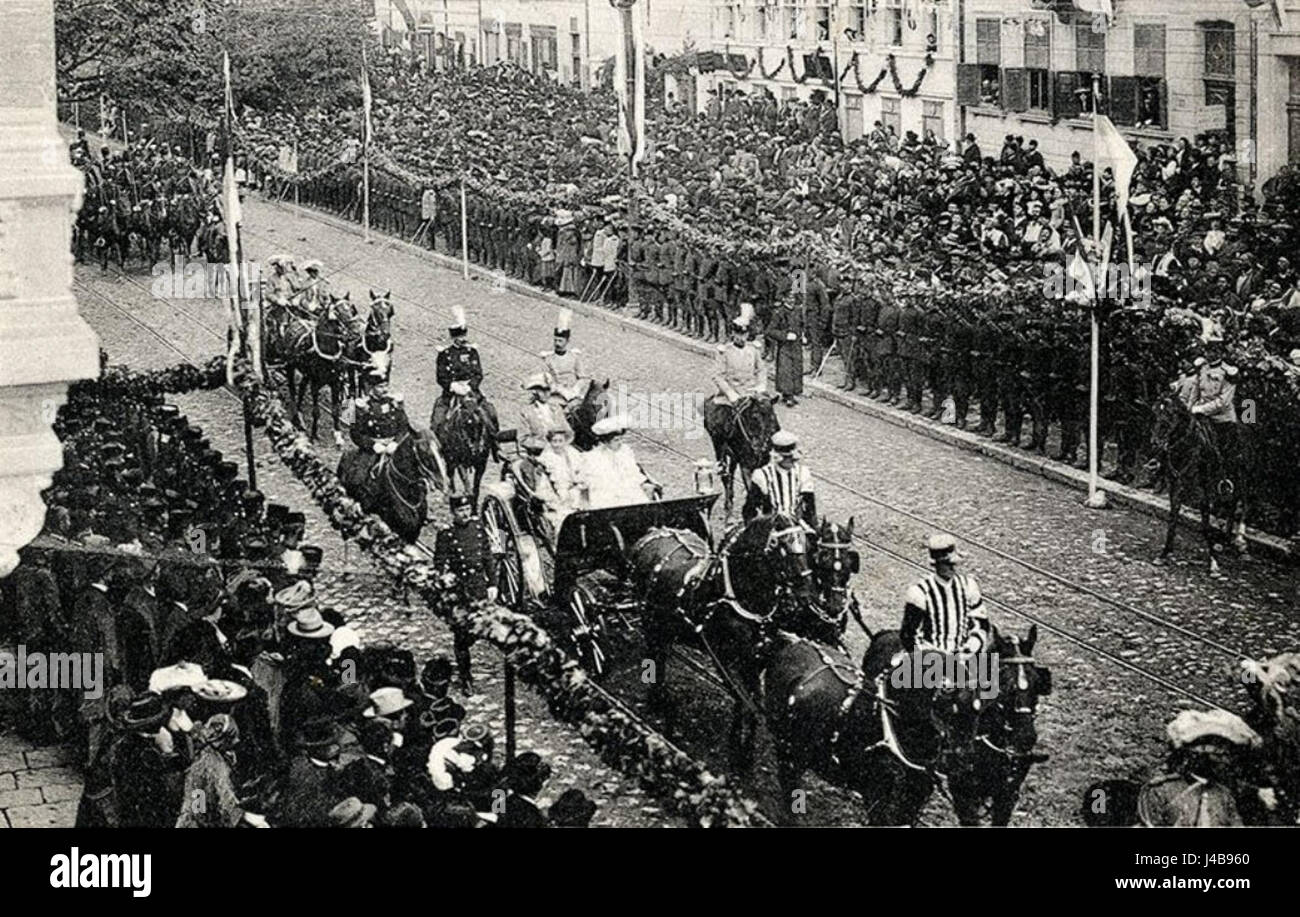 Dieser Titel bezieht sich auf Prinzessin Helen von Serbien, die nach der Krönung ihres Vaters in einer Prozession (defile) zu sehen war und ihre Rolle im serbischen Königshaus und ihre öffentlichen Auftritte hervorhebt. Stockfoto