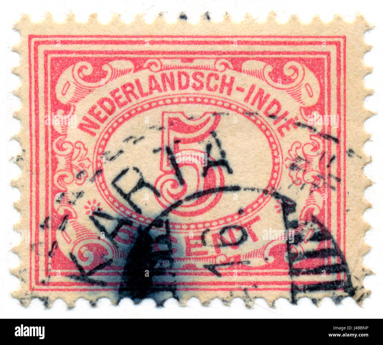 Dies bezieht sich auf eine 1912 erschienene Briefmarke aus den Niederlanden (Postzegel NI), die während der Kolonialzeit für Postdienste verwendet wurde. Es enthält wahrscheinlich historische Symbole oder Bilder, die für die Region zu diesem Zeitpunkt relevant sind. Stockfoto