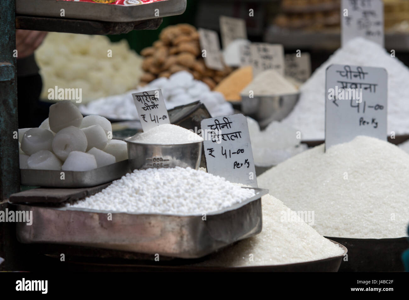 Verschiedene Reissorten, Zucker und andere Lebensmittel zum Verkauf auf dem Markt Khari Baoli in Neu-Delhi, Indien. Stockfoto