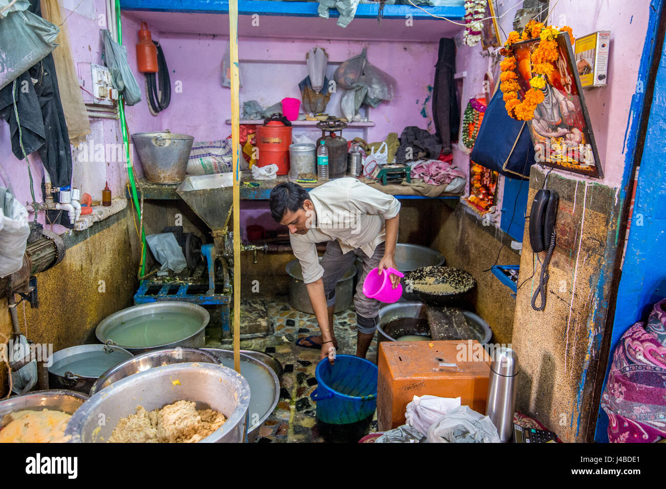 Shop-Interieur auf dem Khari Baoli-Markt in Neu-Delhi, Indien. Stockfoto