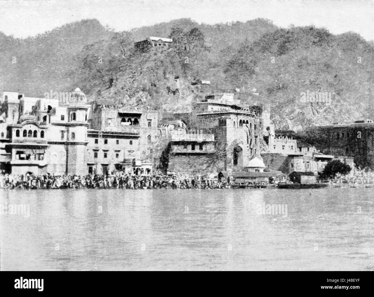 Ein Foto, das den heiligen Pool in Haridwar, einer religiösen Stätte in Indien, die für ihre spirituelle Bedeutung und Rituale bekannt ist, zeigt. Stockfoto