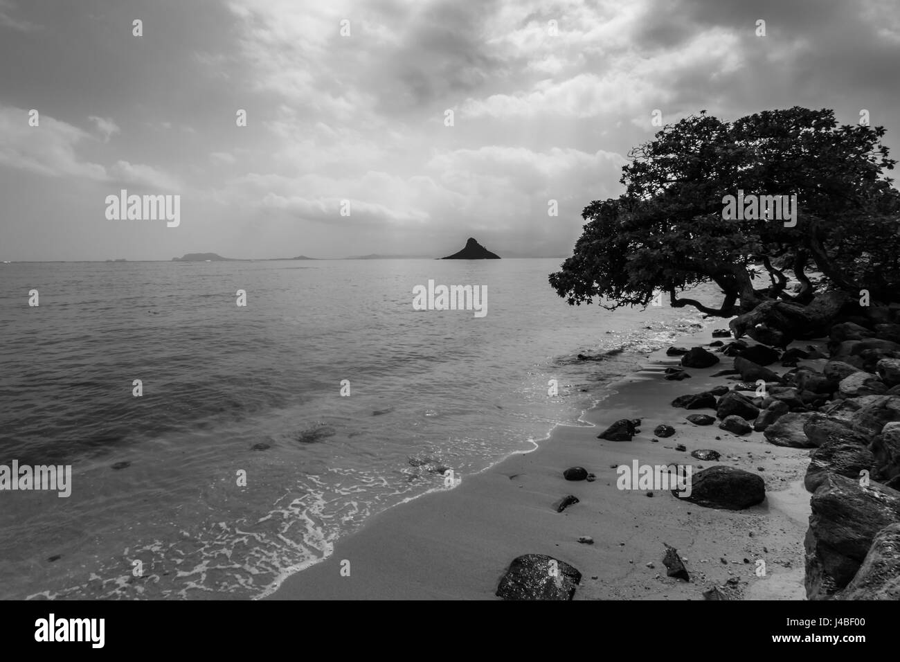 Mokoli'i Island (früher bekannt als der veraltete Begriff „Chinaman's hat“) an der Windward Coast von Oahu Hawaii Stockfoto