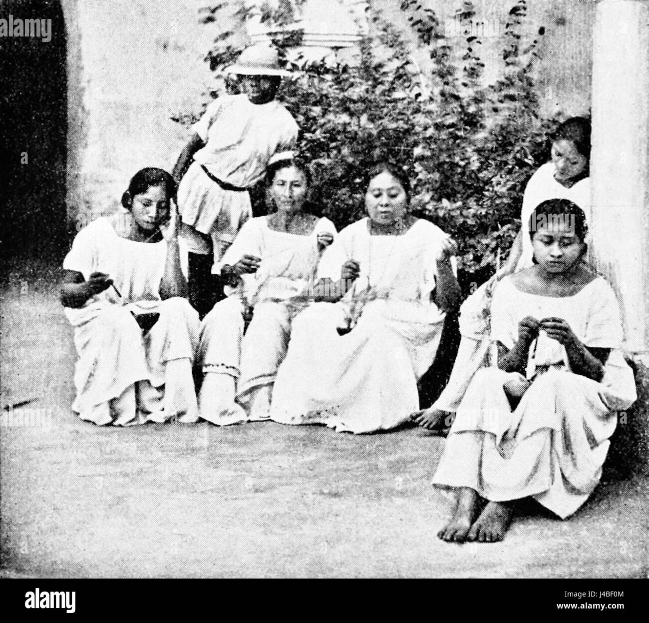 PSM V44 D684 indische Frauen Spinnen Stockfoto