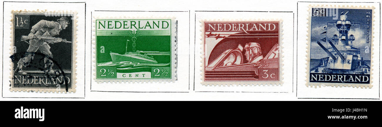 Niederländische Briefmarken, nummeriert 428 und 431, mit historischen Mustern, die in den Niederlanden für Postdienste verwendet werden und bedeutende nationale Symbole darstellen. Stockfoto