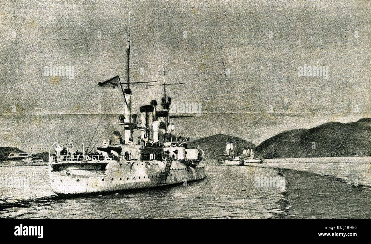 Rade de Port Arthur bezieht sich auf den Hafen und die Marinestützpunkt Port Arthur, historisch bedeutsam als militärischer und strategischer Standort in China. Sie spielte eine wichtige Rolle während des Russisch-Japanischen Krieges. Stockfoto