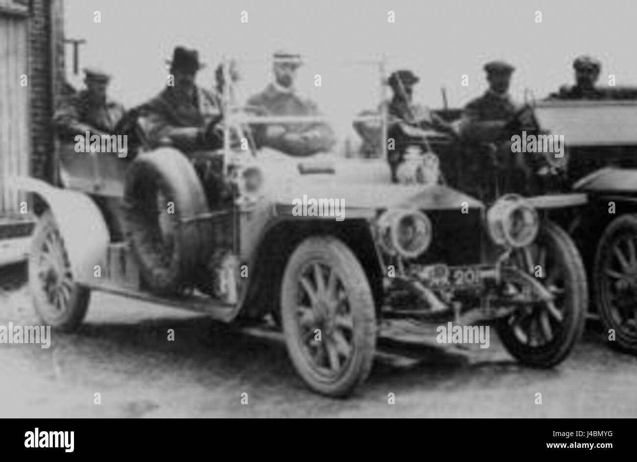 Der Rolls-Royce Silver Ghost, der Anfang des 20. Jahrhunderts hergestellt wurde, ist einer der legendärsten Luxusfahrzeuge, bekannt für seine hervorragende Ingenieurskunst und seine geschmeidige Leistung. Sein Design setzt einen hohen Standard in der Automobilgeschichte und bleibt ein Symbol für Prestige und Handwerkskunst. Stockfoto