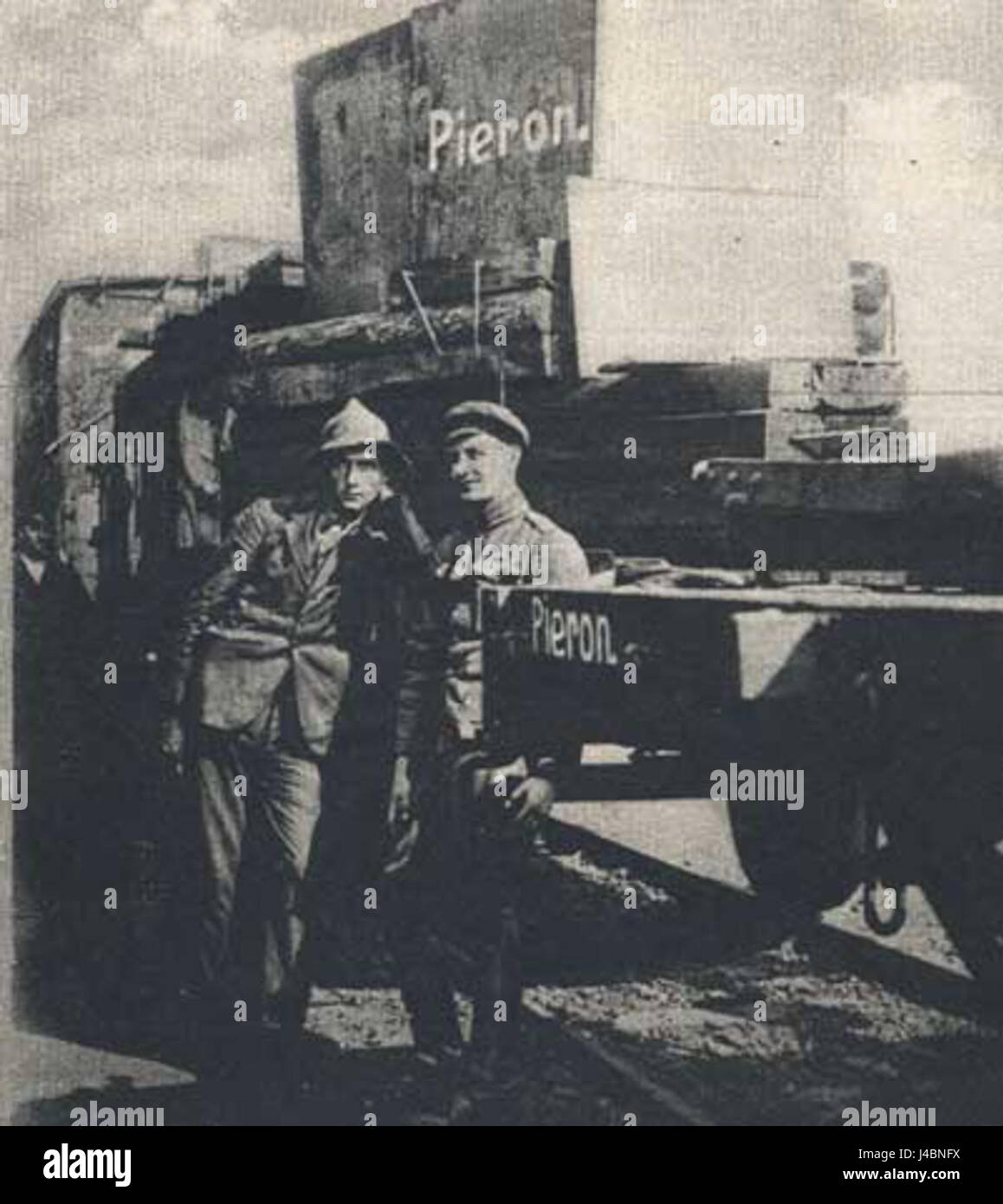 "Pociag Pancerny 2" bezieht sich auf einen gepanzerten Zug, der in der Vergangenheit während der Kriegsführung eingesetzt wurde. Diese Züge waren mit gepanzerten Wagen und Geschützen ausgestattet und spielten eine wichtige Rolle bei militärischen Operationen im 20. Jahrhundert, insbesondere im Ersten und Zweiten Weltkrieg Stockfoto