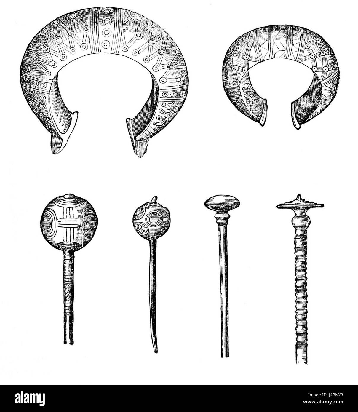 Dieses Bild aus dem PSM V01 D113-Katalog zeigt eine Vielzahl von Armbändern und Haarnadeln und zeigt Modeaccessoires, die in einer bestimmten historischen Periode beliebt waren, und spiegelt gesellschaftliche Trends bei Ornamenten und Schmuck wider. Stockfoto