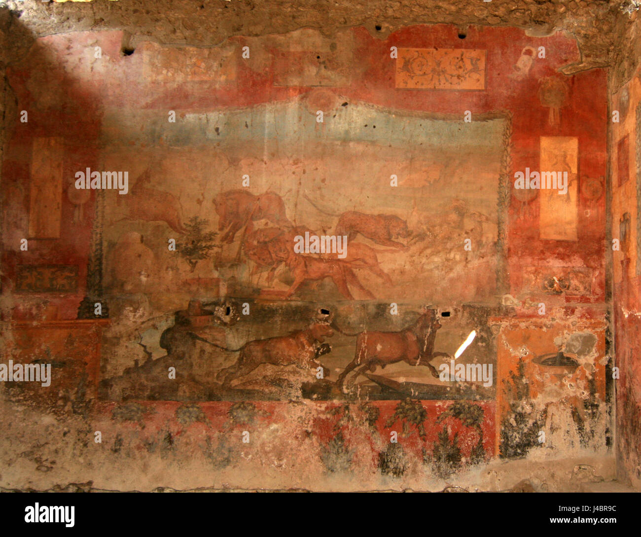 Ein Fresko aus Pompeji, das wilde Tiere darstellt und das römische Interesse an der Naturgeschichte und die künstlerische Darstellung der Wildtiere im 1. Jahrhundert n. Chr. veranschaulicht. Stockfoto