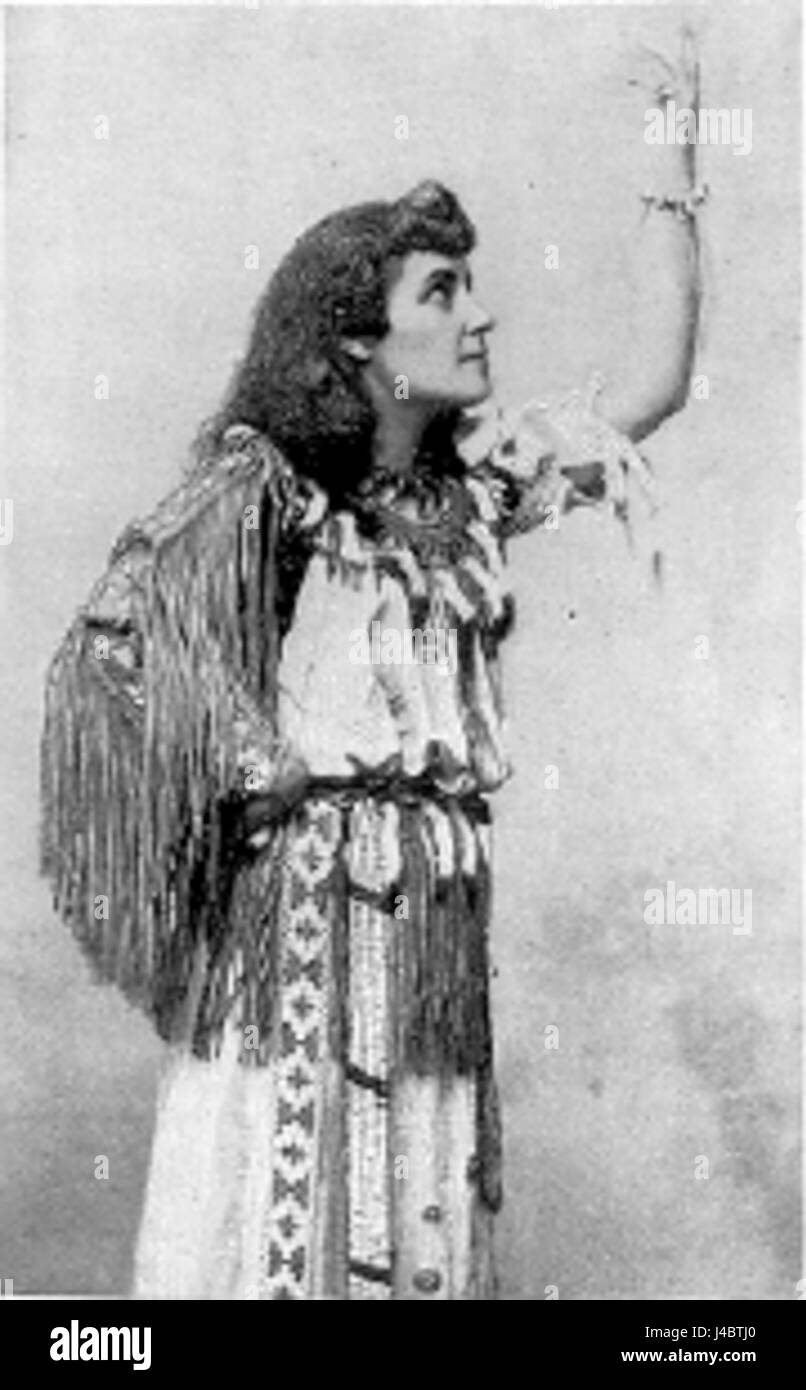 Das Bearclaw Armband von Pauline Johnson ist ein von den Ureinwohnern der USA inspiriertes Schmuckstück mit komplexen Designs und symbolischen Elementen, die kulturelles Erbe und Handwerk widerspiegeln. Stockfoto