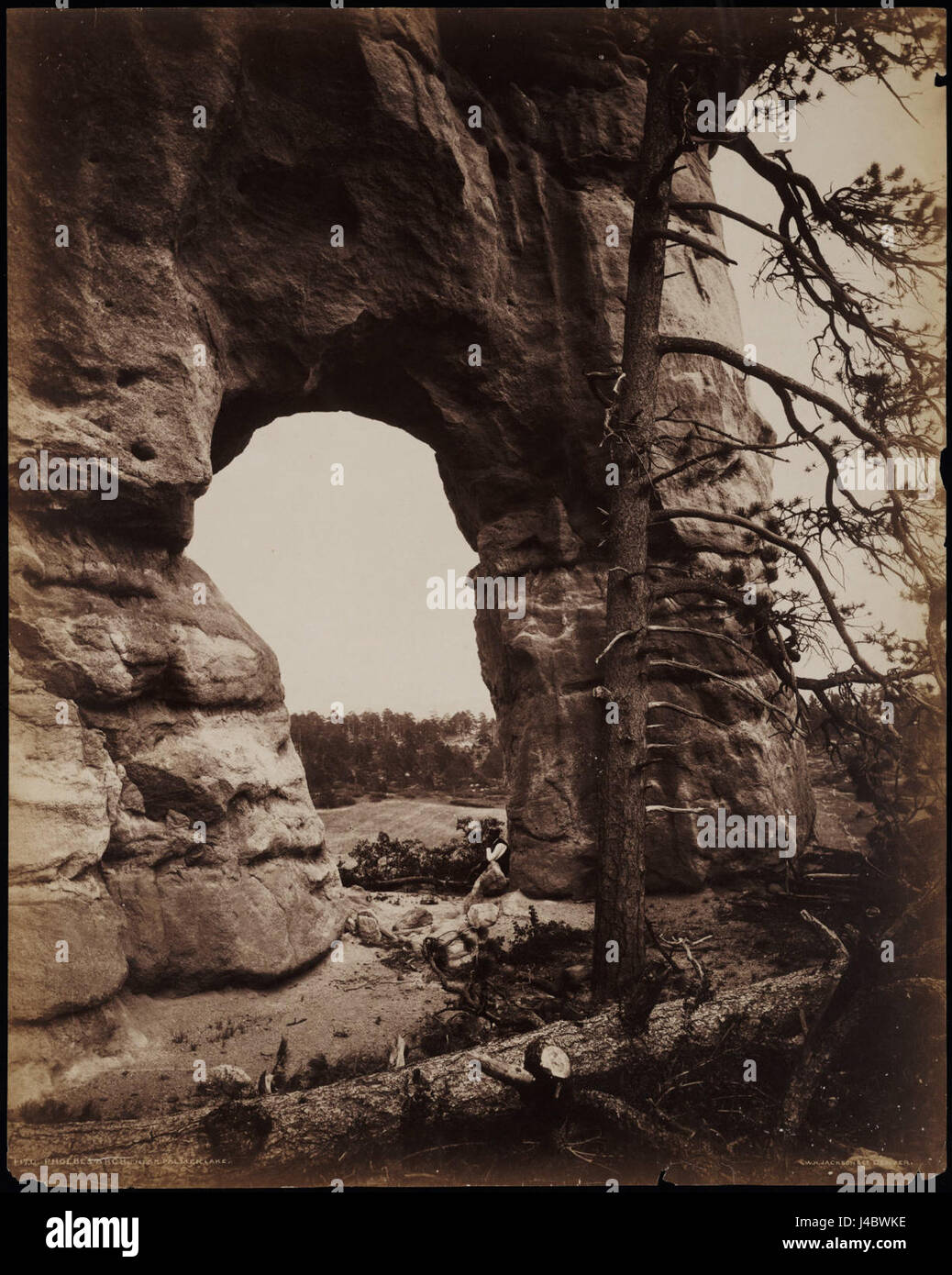 Phoebeâ Arch, der vom Fotografen William Henry Jackson aufgenommen wurde, ist eine berühmte natürliche Felsformation im amerikanischen Westen. Dieser atemberaubende Bogen zeigt die Pracht und Schönheit der Landschaft und betont die geologischen Wunder der Region. Stockfoto