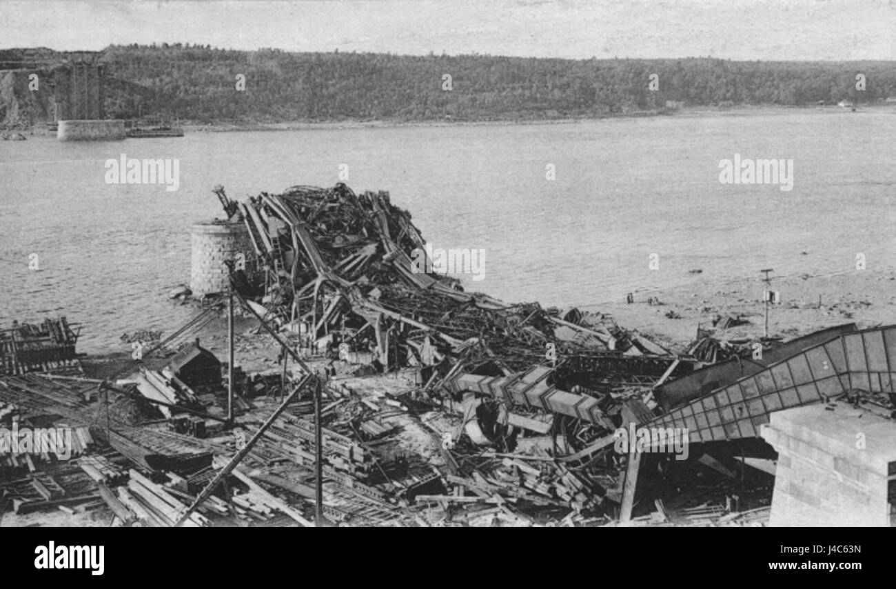 Die Pont de Quebec wurde 1907 fertiggestellt und ist eine ikonische Brücke in Quebec, Kanada. Sie ist bekannt für ihre technische und architektonische Bedeutung, insbesondere als die längste Freischwingbrücke der Welt zu dieser Zeit. Die Brücke steht als Symbol für Innovation in der Technik und Infrastruktur des frühen 20. Jahrhunderts. Stockfoto
