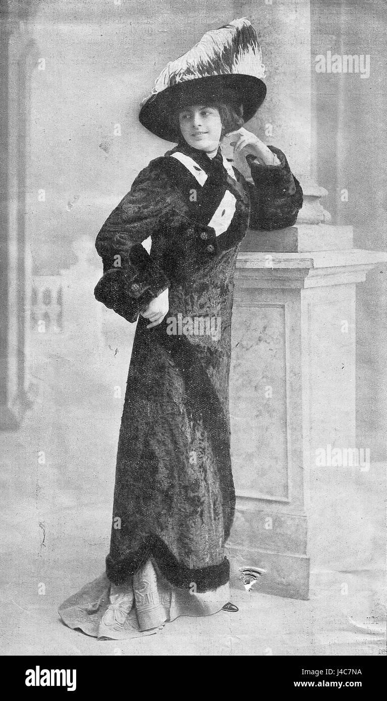 Dieser Titel bezieht sich auf ein Pelzmodell, das 1912 von C.A. Herpich, einem Modeunternehmen in Berlin, Paris und London, produziert wurde. Das Modell zeigt High-End-Mode, wahrscheinlich Teil der Trends im Bereich Pelzbekleidung des frühen 20. Jahrhunderts. Stockfoto