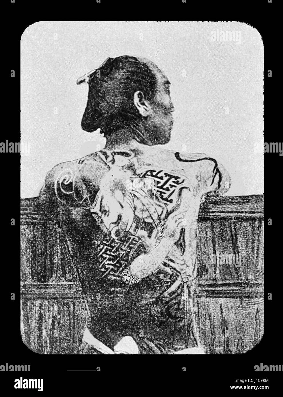 Dieses Bild aus PSM V39 D514 zeigt einen traditionellen Japaner mit einem Tattoo. Tätowierungen in Japan haben eine lange Geschichte, die sowohl mit Kunst- als auch kulturellen Praktiken sowie mit Symbolen für Identität, Status und Handwerkskunst verbunden ist. Stockfoto