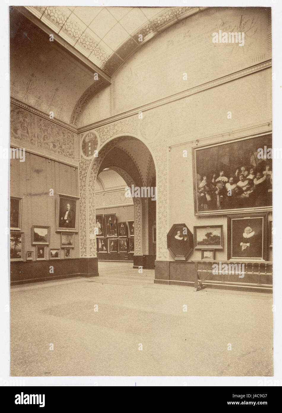 Dieses Bild zeigt eine Innenansicht des Rijksmuseums in Amsterdam, die sein architektonisches Design und das reiche kulturelle Erbe hervorhebt, das es beherbergt, einschließlich einer großen Auswahl an historischer Kunst. Stockfoto