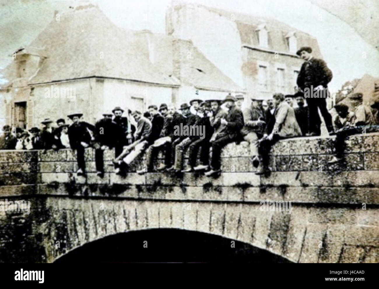 „Pont Aven peintres sur le pont“ zeigt das malerische Pont-Aven in Frankreich, das für seine Verbindung mit den Künstlern des späten 19. Jahrhunderts bekannt ist. Das Bild zeigt Maler, die auf der berühmten Brücke arbeiten und die natürliche Schönheit der Gegend einfangen. Stockfoto