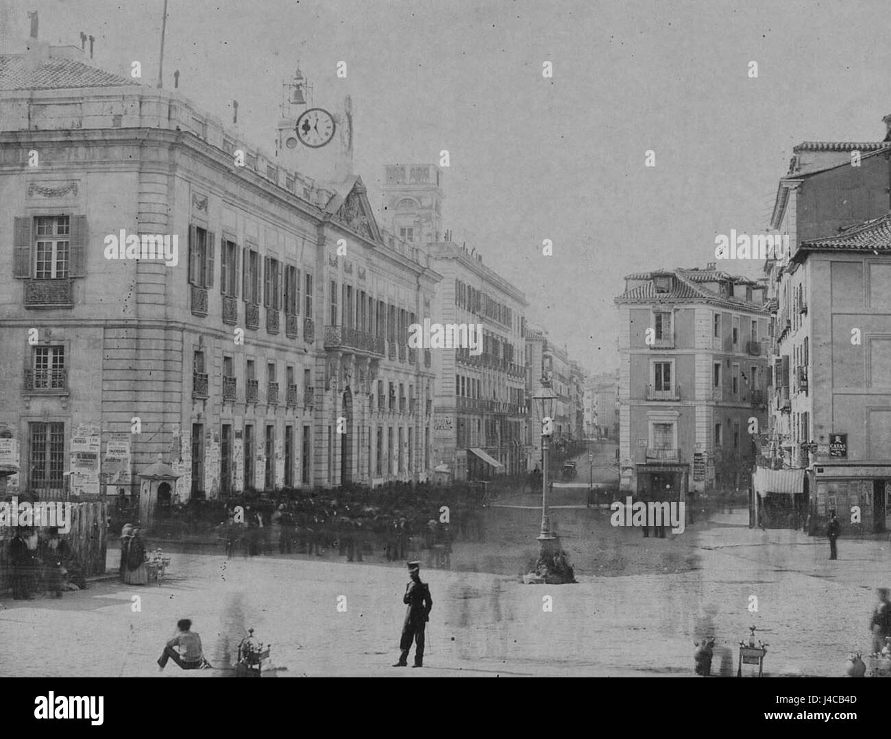 Die Puerta del Sol ist ein zentraler Platz in Madrid, Spanien, der für seine historische Bedeutung und die pulsierende Rolle in der spanischen Kultur bekannt ist. Das Bild aus dem Jahr 1857 spiegelt seine Bedeutung als politischer, sozialer und kommerzieller Mittelpunkt dieser Zeit wider. Stockfoto