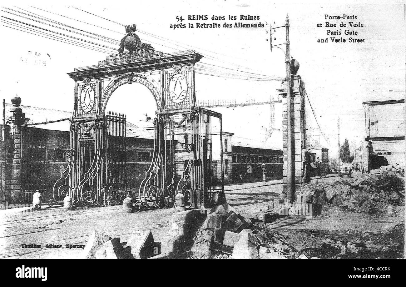 Eine Darstellung der Porte de Paris nach dem Ersten Weltkrieg, die den Wiederaufbau oder den Zustand des Denkmals nach dem Ersten Weltkrieg zeigt. Stockfoto