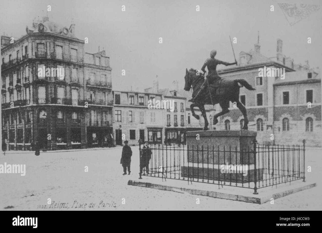 Dieser Titel bezieht sich wahrscheinlich auf eine Statue von Jeanne d'Arc, die vor 1906 geschaffen wurde, möglicherweise in einem Gefängnis oder in einem historischen oder symbolischen Kontext dargestellt wird. Joan of Arc ist bekannt für ihre Rolle im Hundertjährigen Krieg und wird in verschiedenen künstlerischen Formen dargestellt. Stockfoto