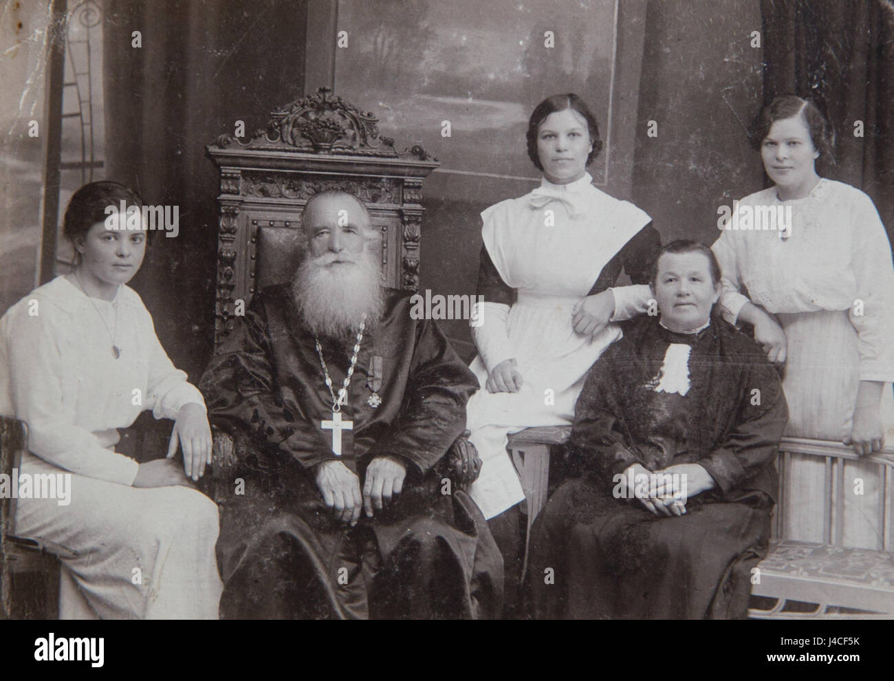 Dies bezieht sich auf eine Darstellung oder historische Darstellung des Familienlebens eines Priesters. Solche Darstellungen betonen oft das häusliche Leben und die soziale Rolle von Geistlichen in verschiedenen historischen Perioden. Stockfoto