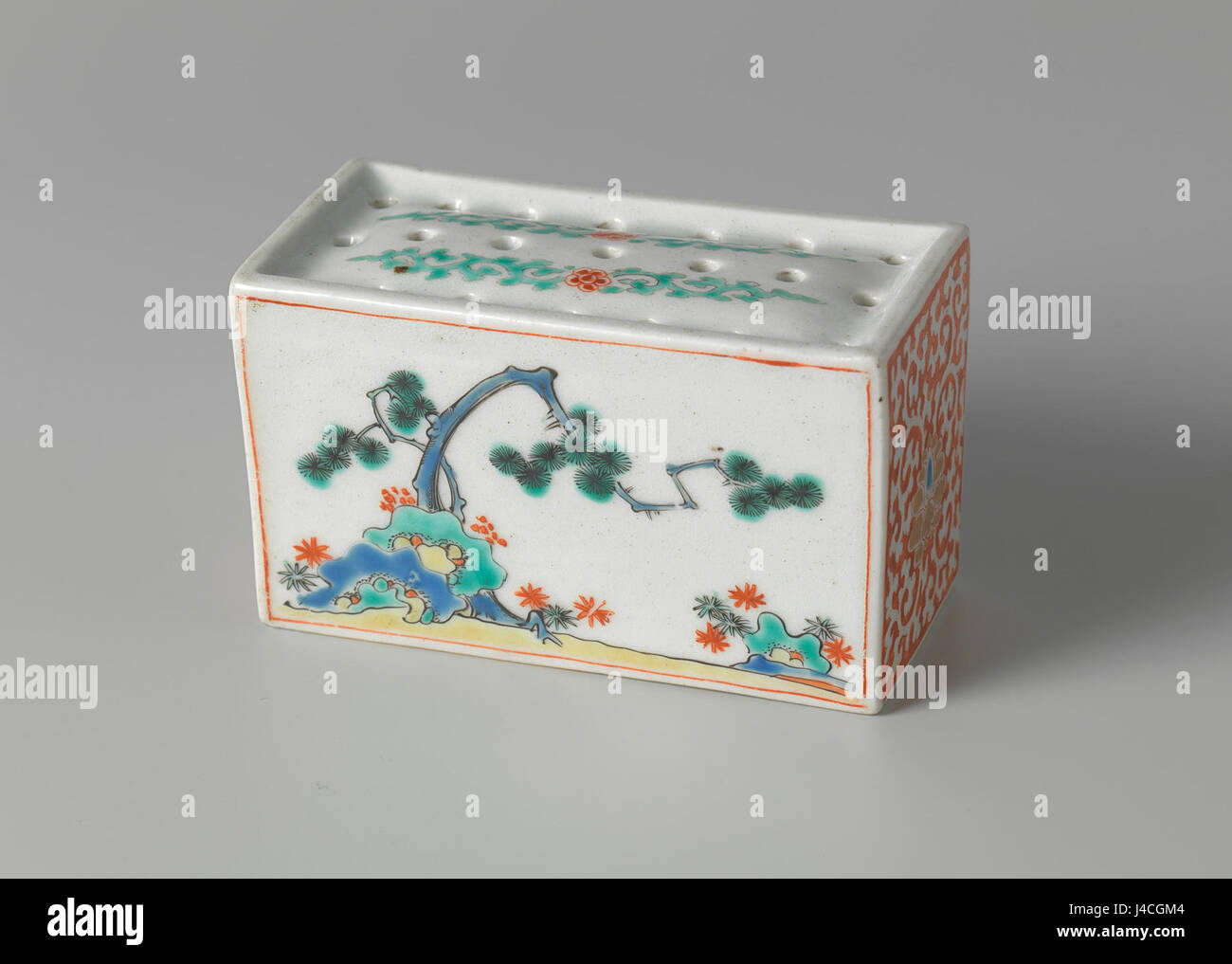 Ein rechteckiger Sandstreuer mit prunus-, Kiefer- und Blumenreben, untergebracht im Rijksmuseum in Amsterdam. Dieses Kleidungsstück besticht durch feine Handwerkskunst und ein von der Natur inspiriertes Design. Stockfoto