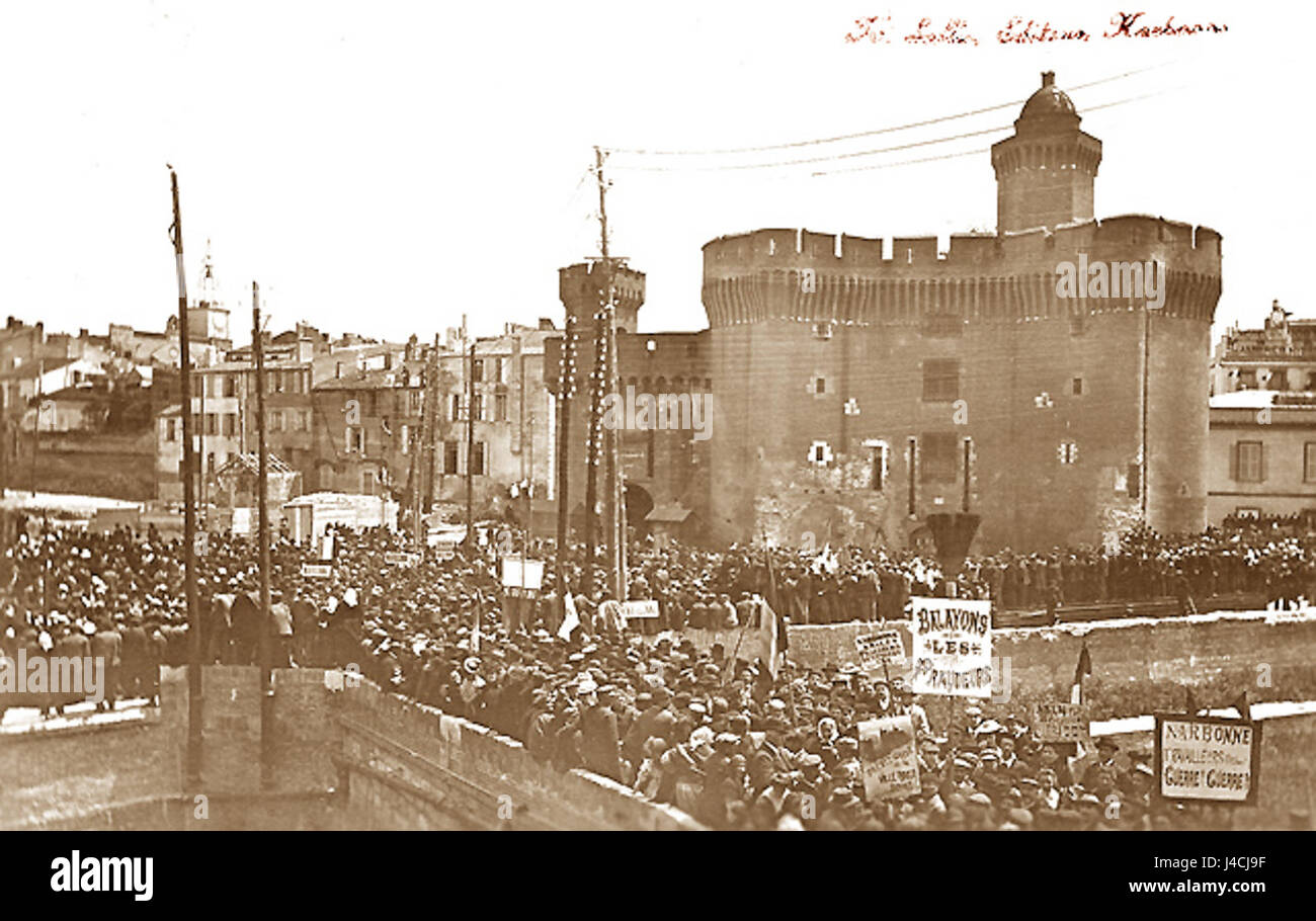 Die Stadt Perpignan im Süden Frankreichs ist bekannt für ihre historische Bedeutung und ihr kulturelles Erbe. 1907 war die Stadt ein Zentrum des Handels und künstlerischen Handelns, was die wirtschaftliche und soziale Atmosphäre der damaligen Zeit widerspiegelt. Stockfoto Die Stadt Perpignan im Süden Frankreichs ist bekannt für ihre historische Bedeutung und ihr kulturelles Erbe. 1907 war die Stadt ein Zentrum des Handels und künstlerischen Handelns, was die wirtschaftliche und soziale Atmosphäre der damaligen Zeit widerspiegelt. Stockfoto