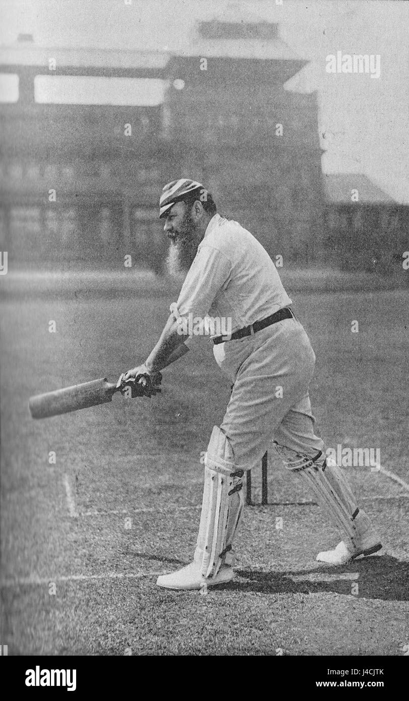 Diese Seite aus der Ausgabe von „Ranji“ aus dem Jahr 1897 fängt einen Moment aus einem Cricket-Match ein, bei dem W.G. Grace, einer der größten Cricketspieler aller Zeiten, einen klassischen Schuss mit dem linken Bein über die Stümpfe ausführt. Das Bild zeigt den Cricket-Stil und die Techniken der Ära. Stockfoto