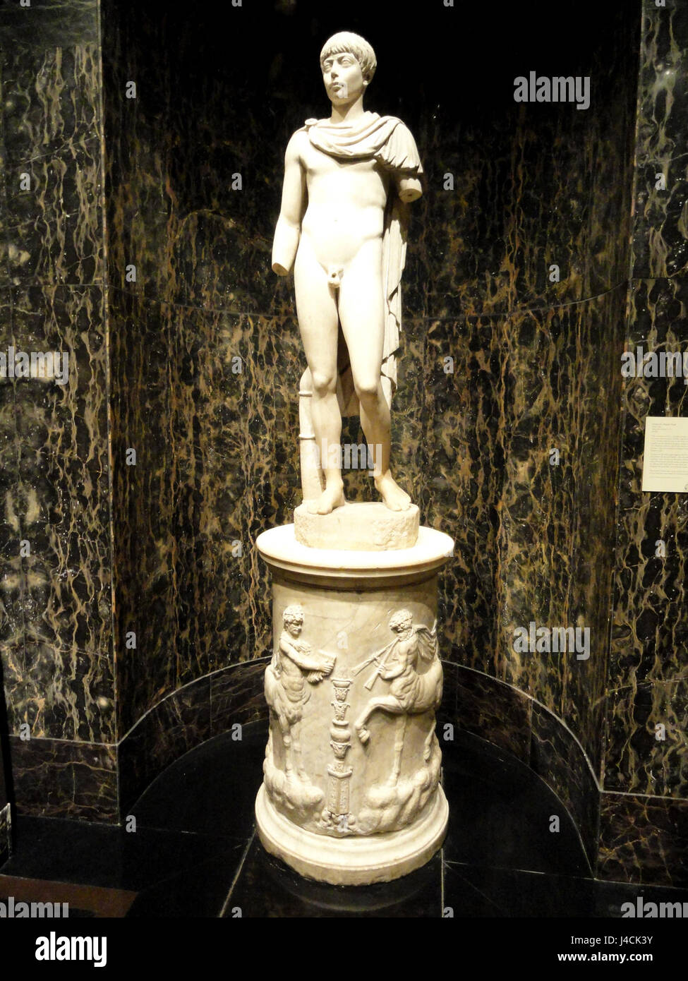 Dieses Porträt zeigt eine römische Jugend aus Italien, die Mitte des 2. Jahrhunderts n. Chr. entstand und römische Porträtstile und ideale von Jugend und Schönheit zeigt. Das Kunstwerk befindet sich im Nelson Atkins Museum of Art Stockfoto