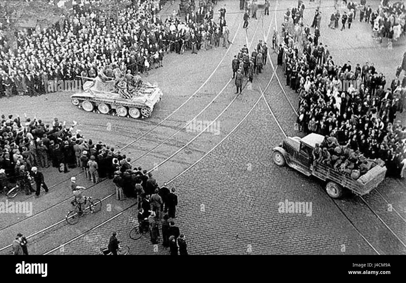 Das Bild zeigt Riga in Lettland im Jahr 1940 während der sowjetischen Besatzung. Die Präsenz der sowjetischen Armyâ war ein bedeutendes Ereignis in der Geschichte der Region während des Zweiten Weltkriegs und der Zwischenkriegszeit in Osteuropa. Stockfoto