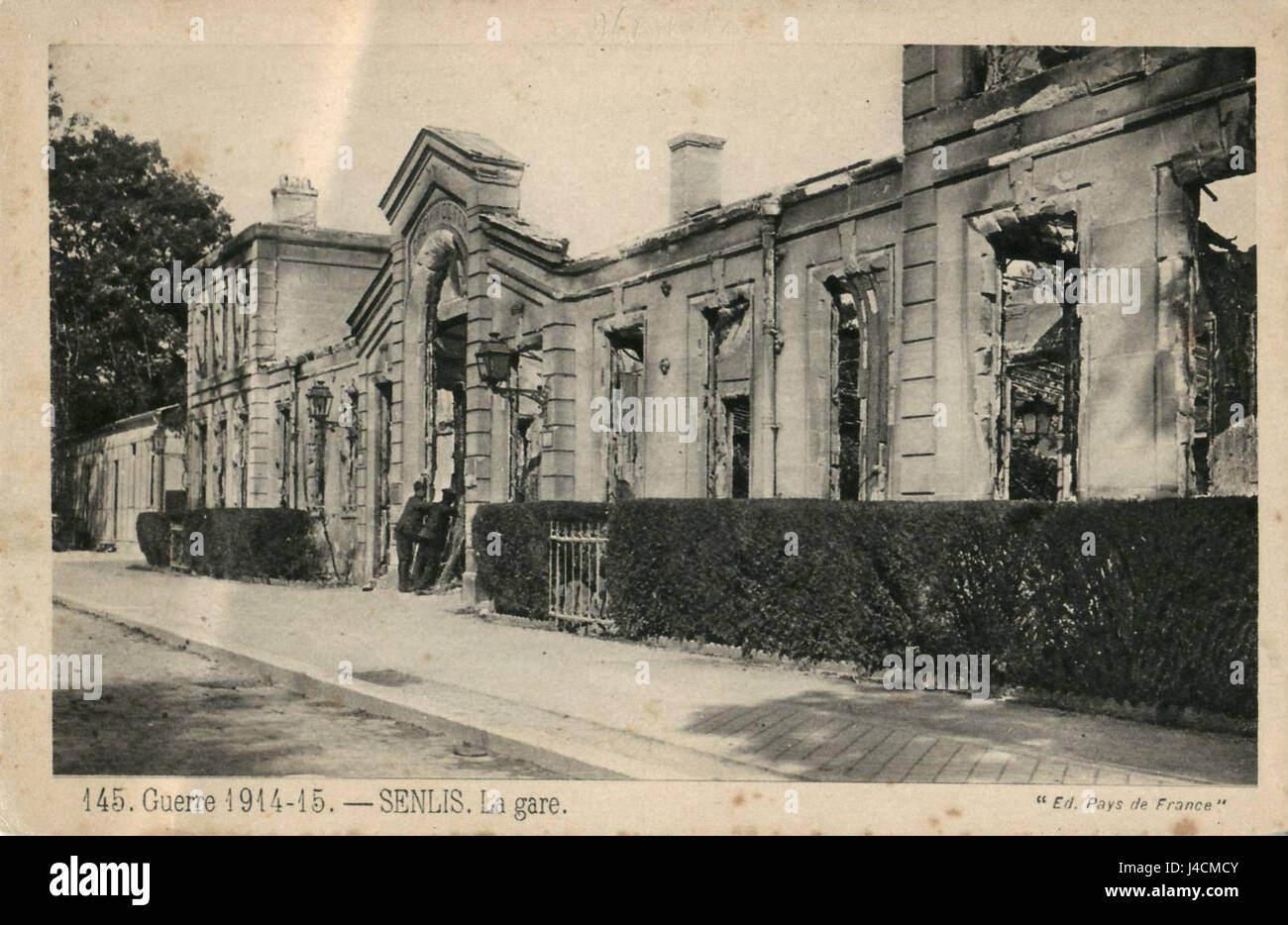 Dieses Bild zeigt eine historische Szene aus der Region Pays de France, die den Bahnhof in Senlis, einer Stadt in Nordfrankreich, während des Ersten Weltkriegs zeigt. Das Foto zeigt die Bedeutung des Bahnhofs während des Transports und der Logistik in Kriegszeiten. Stockfoto