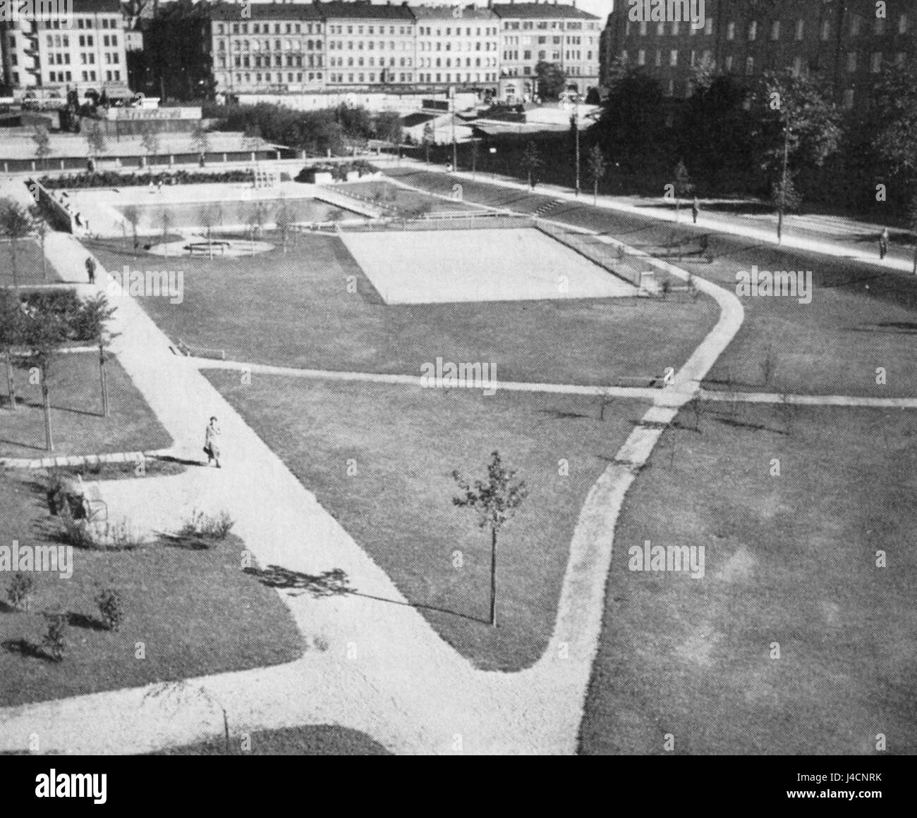 Rosenlundsparken wurde 1939 gegründet. Dieser Park ist ein bemerkenswerter Grünplatz in der städtischen Landschaft und bietet einen öffentlichen Raum für Freizeit und Gemeinschaftsaktivitäten. Das Design des Parks spiegelt die Stadtplanung des frühen 20. Jahrhunderts wider. Stockfoto