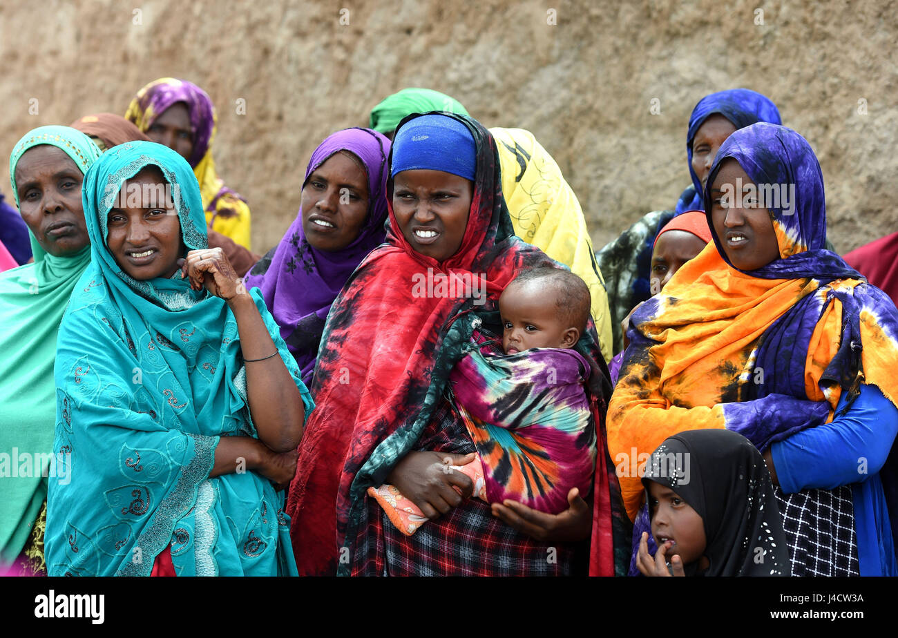 Frauen und Kinder warten auf ihre Verteilung von Nahrungsmitteln aus Nächstenliebe Action Aid in Gumar, Somaliland. Stockfoto