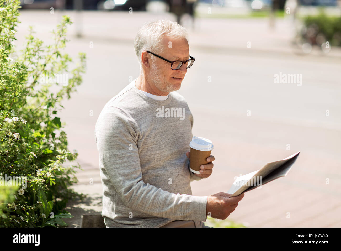 Senior woman Zeitung lesen und Kaffee trinken Stockfoto