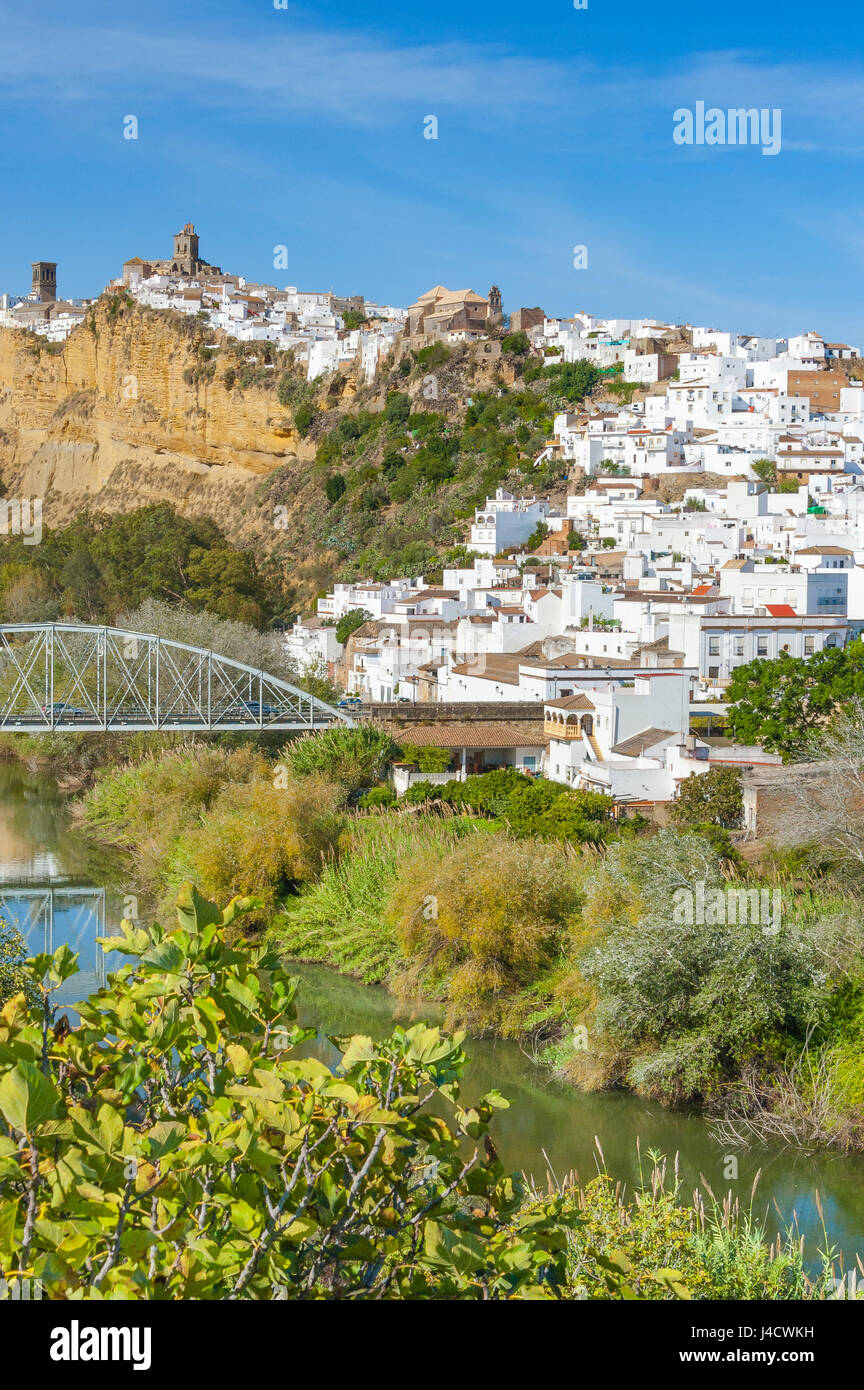 Stadt Arcos De La Frontera am Fluss Guadalete, weißen Dörfer Andalusiens, Pueblos Blancos, Provinz Cádiz, Spanien Stockfoto