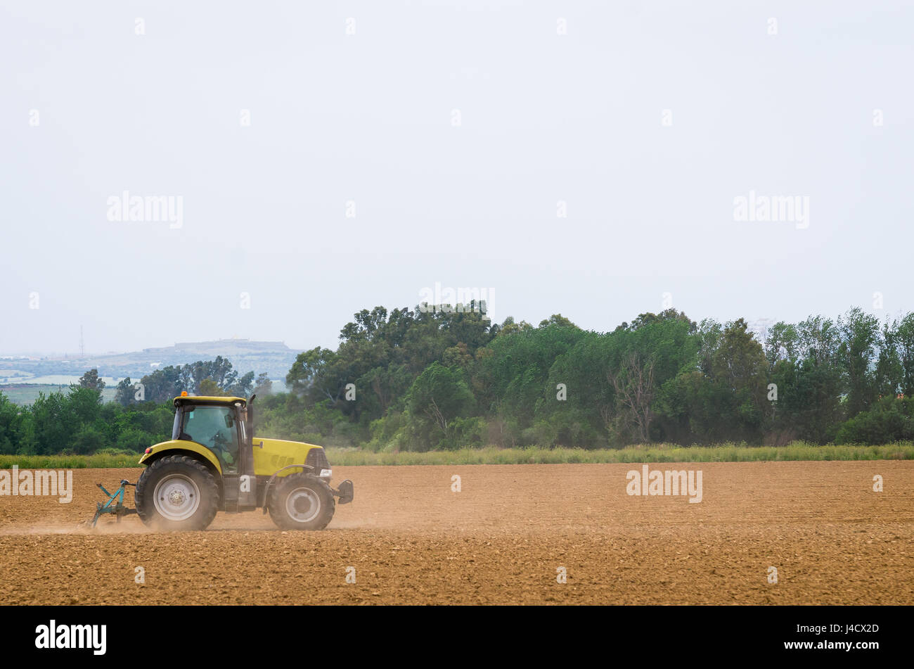 Traktor Land für die Aussaat vorbereiten Stockfoto