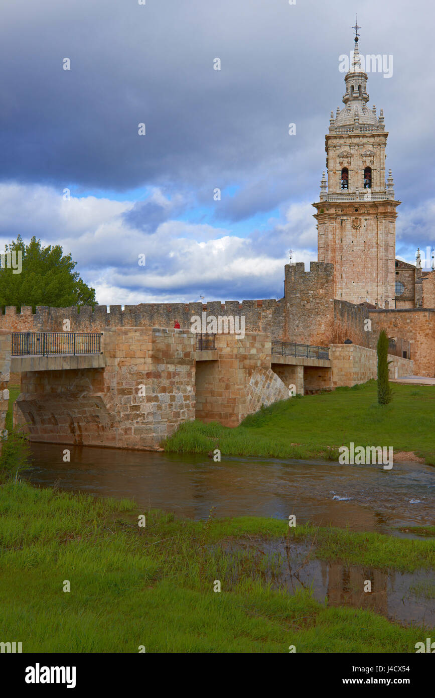 Glockenturm der Kathedrale und Stadtmauern, Burgo de Osma-Ciudad de Osma, Provinz Soria, Castilla Leon, Spanien. Stockfoto