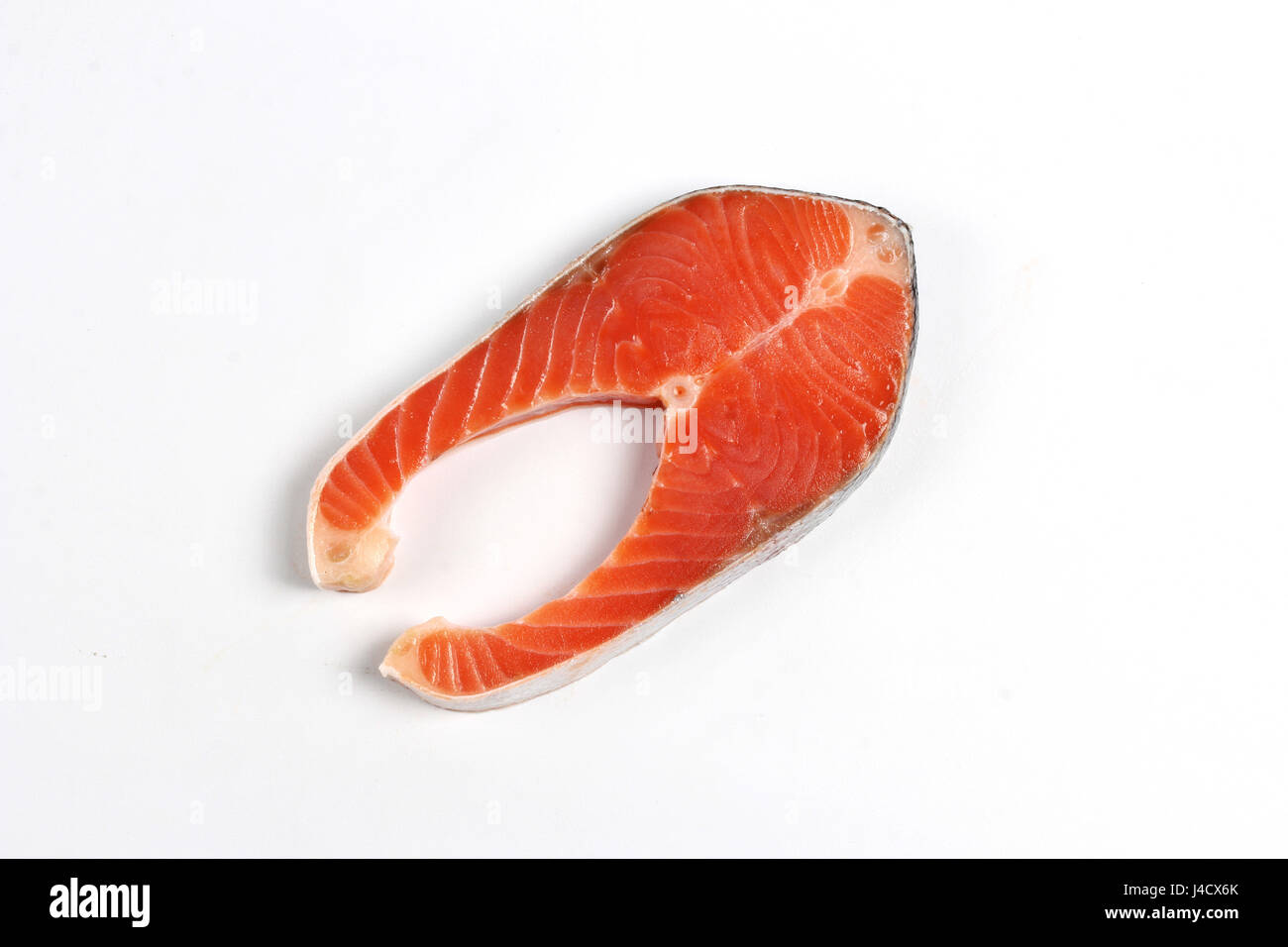 Bereit rohen frischen Lachs zum Kochen oder serviert (Pilze, Mais, Knoblauch, schwarzer Pfeffer und grüne Zitrone) Stockfoto