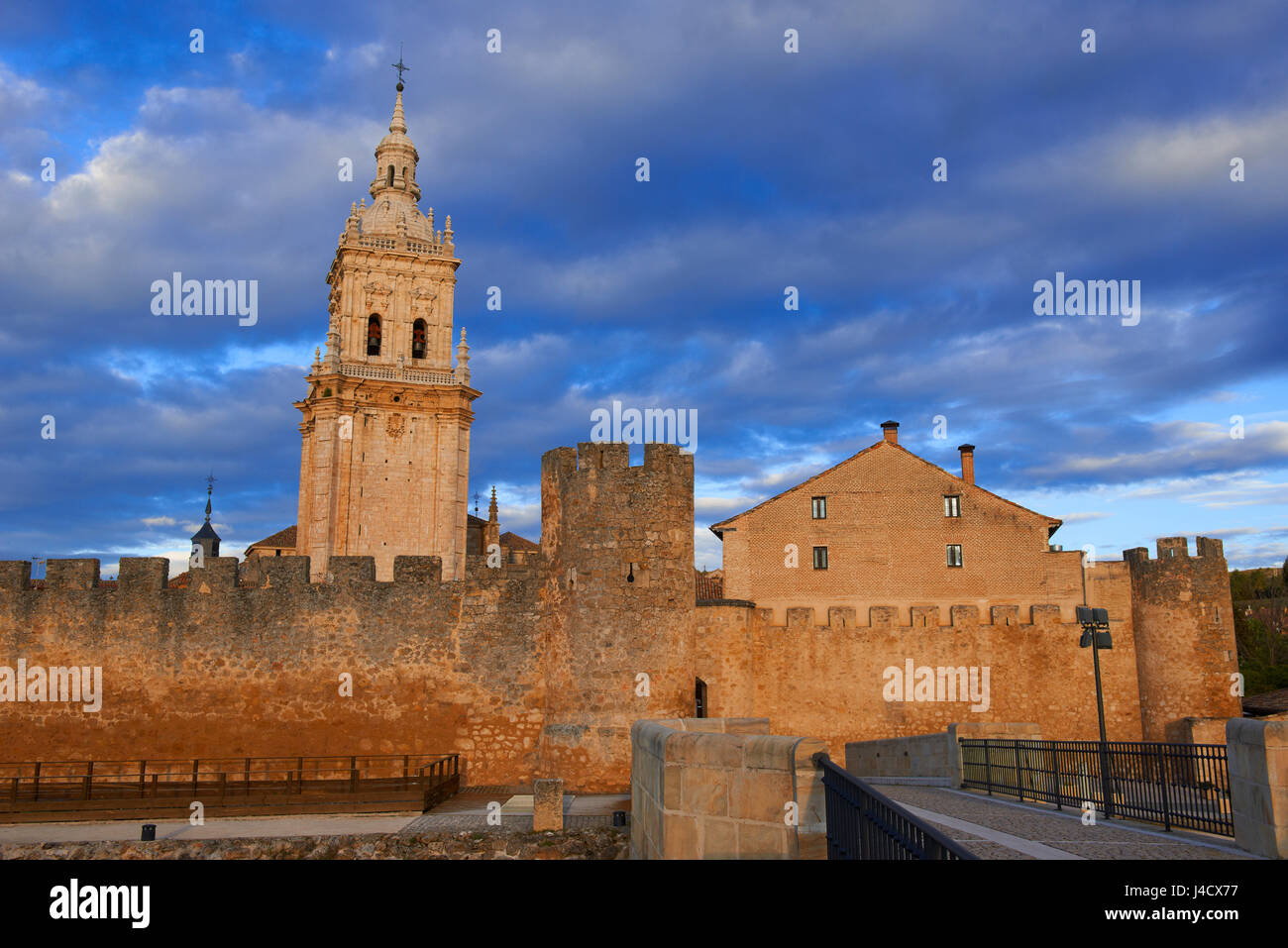 Glockenturm der Kathedrale und Stadtmauern, Burgo de Osma-Ciudad de Osma, Provinz Soria, Castilla Leon, Spanien. Stockfoto