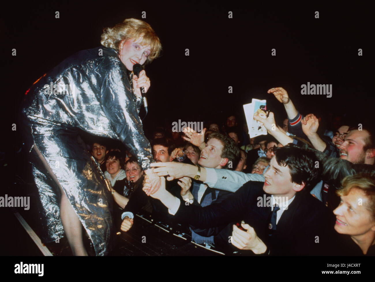 Deutsche Schauspielerin Hildegard Knef auf der Bühne bei einem Konzert in der Jahrhunderthalle in Frankfurt (Hessen) am 20. Januar 1986. Sie war eine beliebte Schauspielerin, Schriftstellerin und Sängerin. Knef wurde am 28. Dezember 1925 in Ulm (Baden-Württemberg, Deutschland) geboren und starb an einer Lungenentzündung am 1. Februar 2002 in Berlin (Deutschland). | weltweite Nutzung Stockfoto