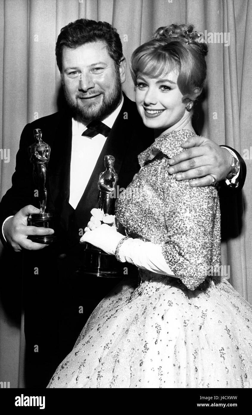 Peter Ustinov steht neben Shirley Jones, beide erhielten einen Oscar. Ustinov wurde geehrt für seine Rolle in "Spartakus" aus dem Jahr 1960. Er starb im Alter von 82 in einem Krankenhaus in Genf am 28. März 2004. | weltweite Nutzung Stockfoto