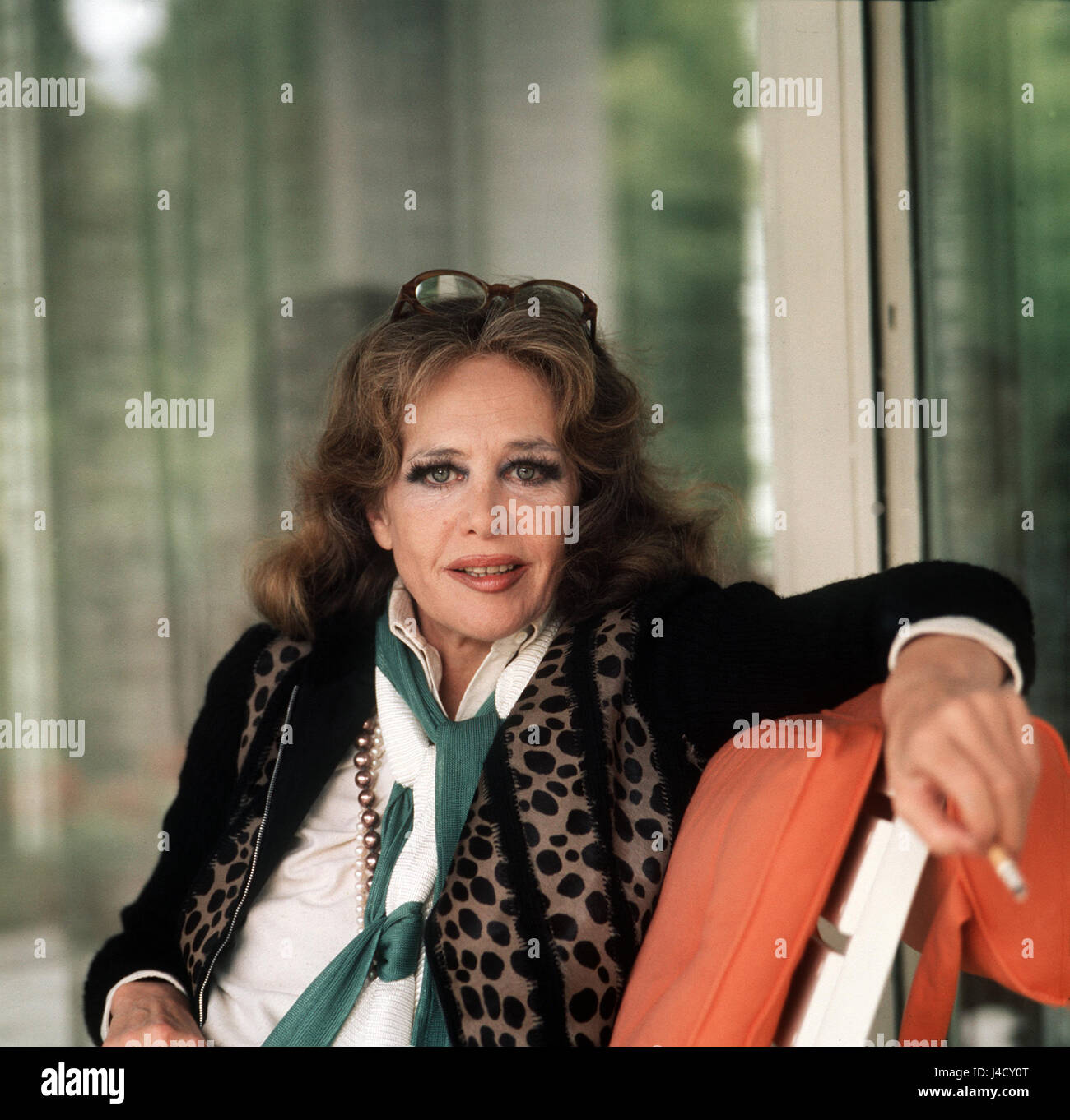 Deutsche Schauspielerin Hildegard Knef in einem Krankenhaus in München (Bayern, Deutschland) im Juni 1975. Neben ihrer erfolgreichen Karriere war sie auch ein beliebtes Chanson-Sänger und ein Bestseller-Autor.    | weltweite Nutzung Stockfoto