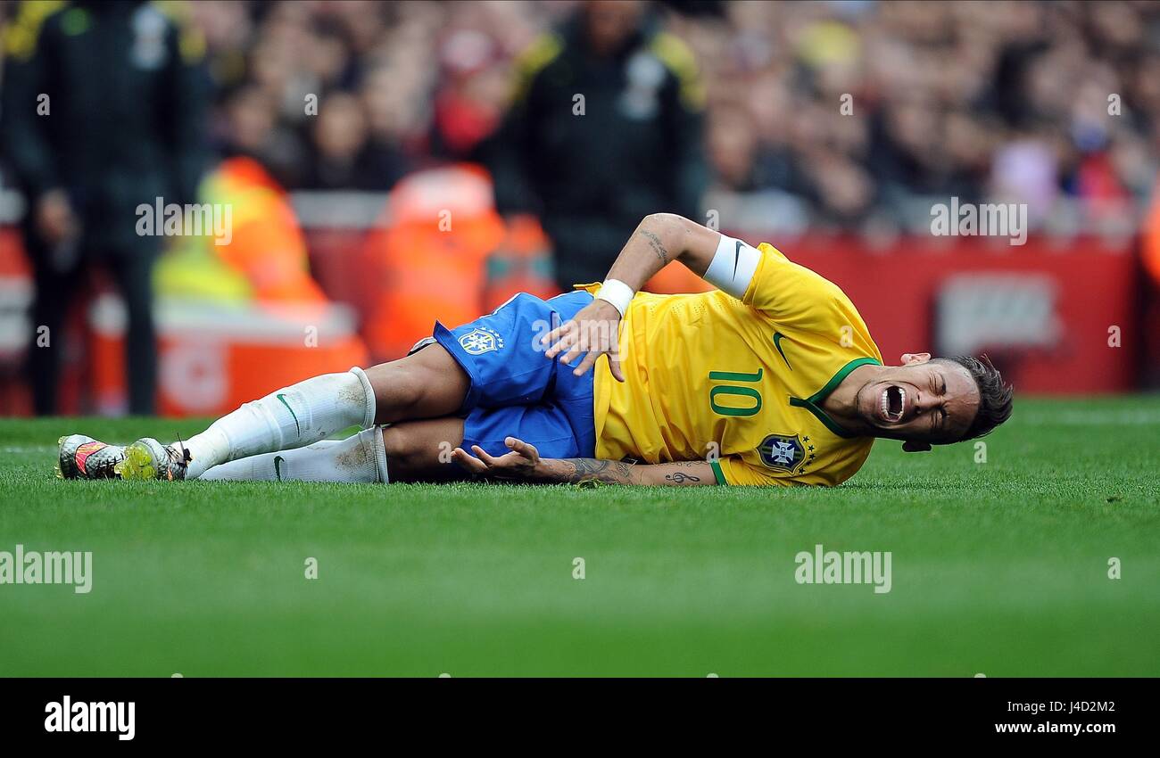 NEYMAR von Brasilien IN Schmerzen nach Brasilien V CHILE EMIRATES Stadion LONDON ENGLAND 29. März 2015 Stockfoto