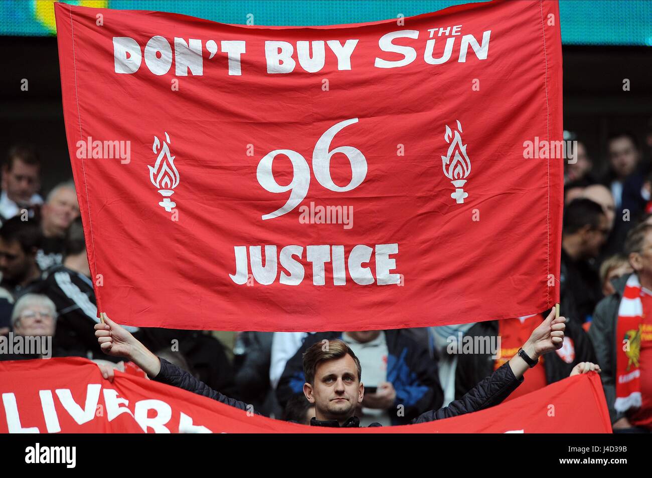 LIVERPOOL-FAN mit Flagge ASTON VILLA V LIVERPOOL WEMBLEY Stadion LONDON ENGLAND 19. April 2015 Stockfoto