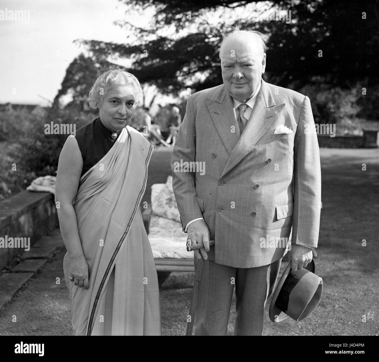 Sir Winston Churchill neben Vijaya Lakshmi Pandit, Schwester von Indian Premier Jawaharlal Nehru und Präsident der UN-Generalversammlung bei ihrem Besuch in Chartwell House, Kent. Stockfoto