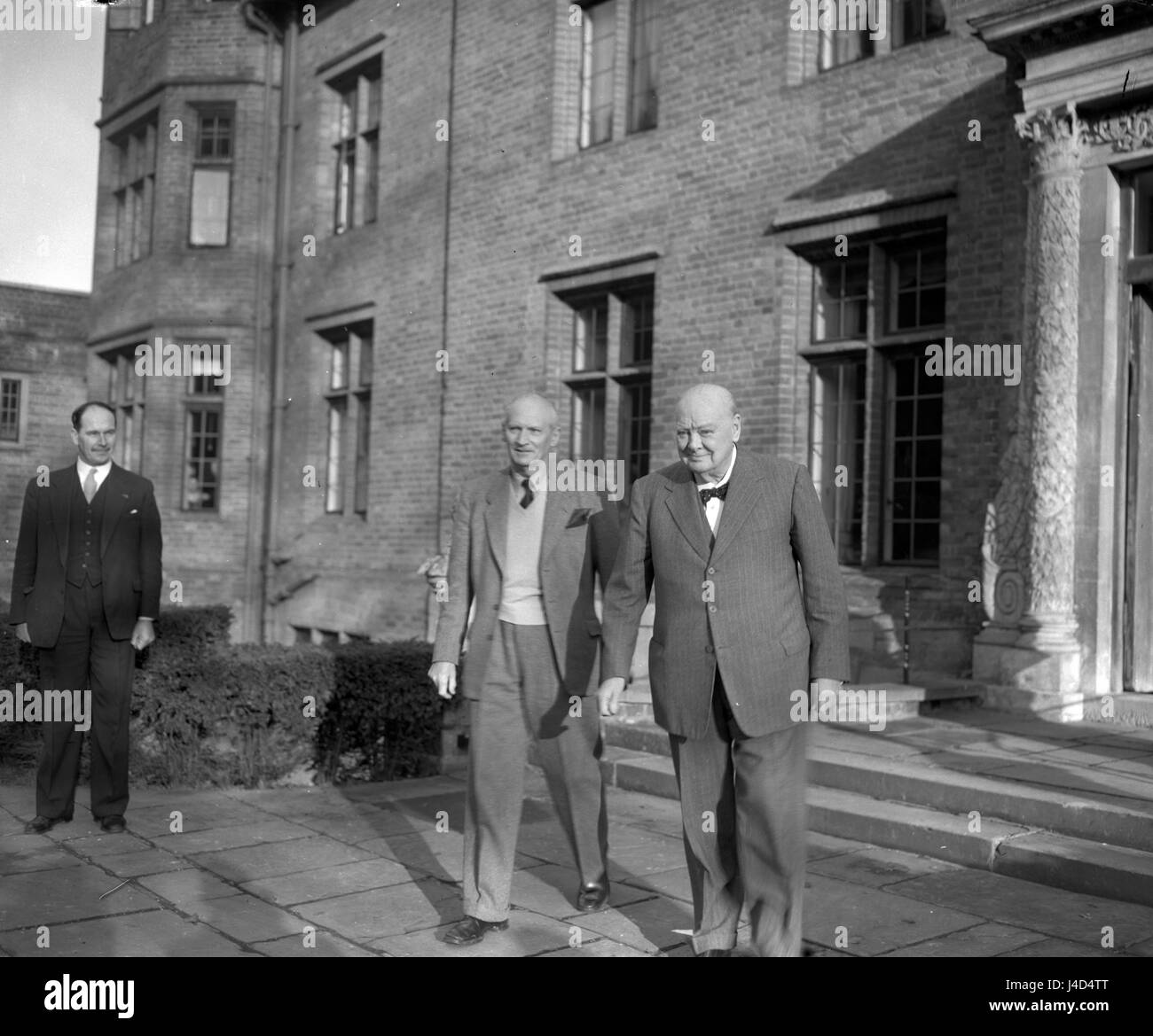 Sir Winston Churchill sah Fit und fröhlich, wie er seinem 83. Geburtstag am 30. November 1957, in seinem Landhaus, Chartwell, in der Nähe von Westerham, Kent, mit Field Marshal Viscount Montgomery als Gast gefeiert. Stockfoto