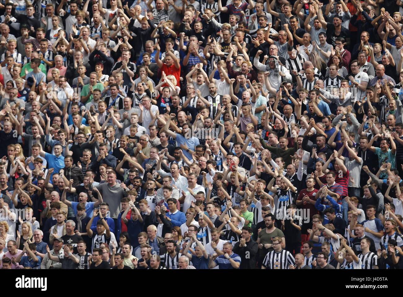 NEWCASTLE-FANS feiern MANCHESTER UNITED FC V NEWCAST OLD TRAFFORD MANCHESTER ENGLAND 22. August 2015 Stockfoto