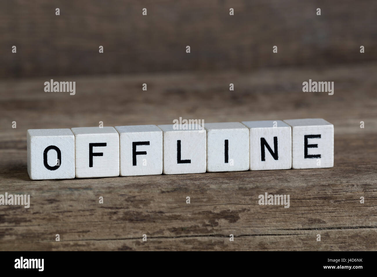 Offline, geschrieben in Würfeln auf einem hölzernen Hintergrund Stockfoto