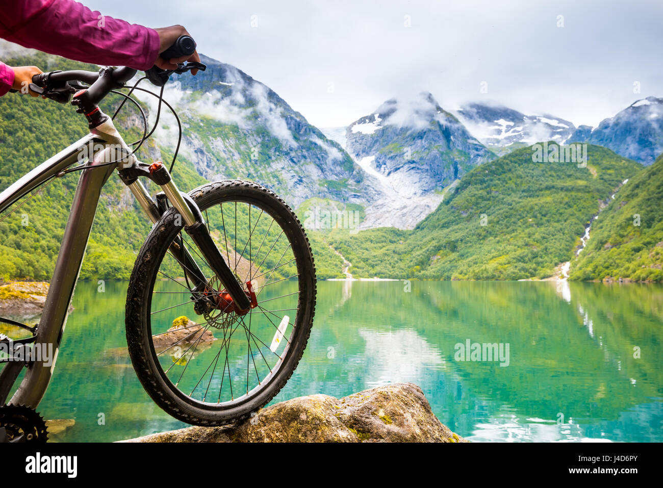 Mountainbike Fahrrad-Rad und Mountainbike Seenlandschaft, Norwegen Stockfoto