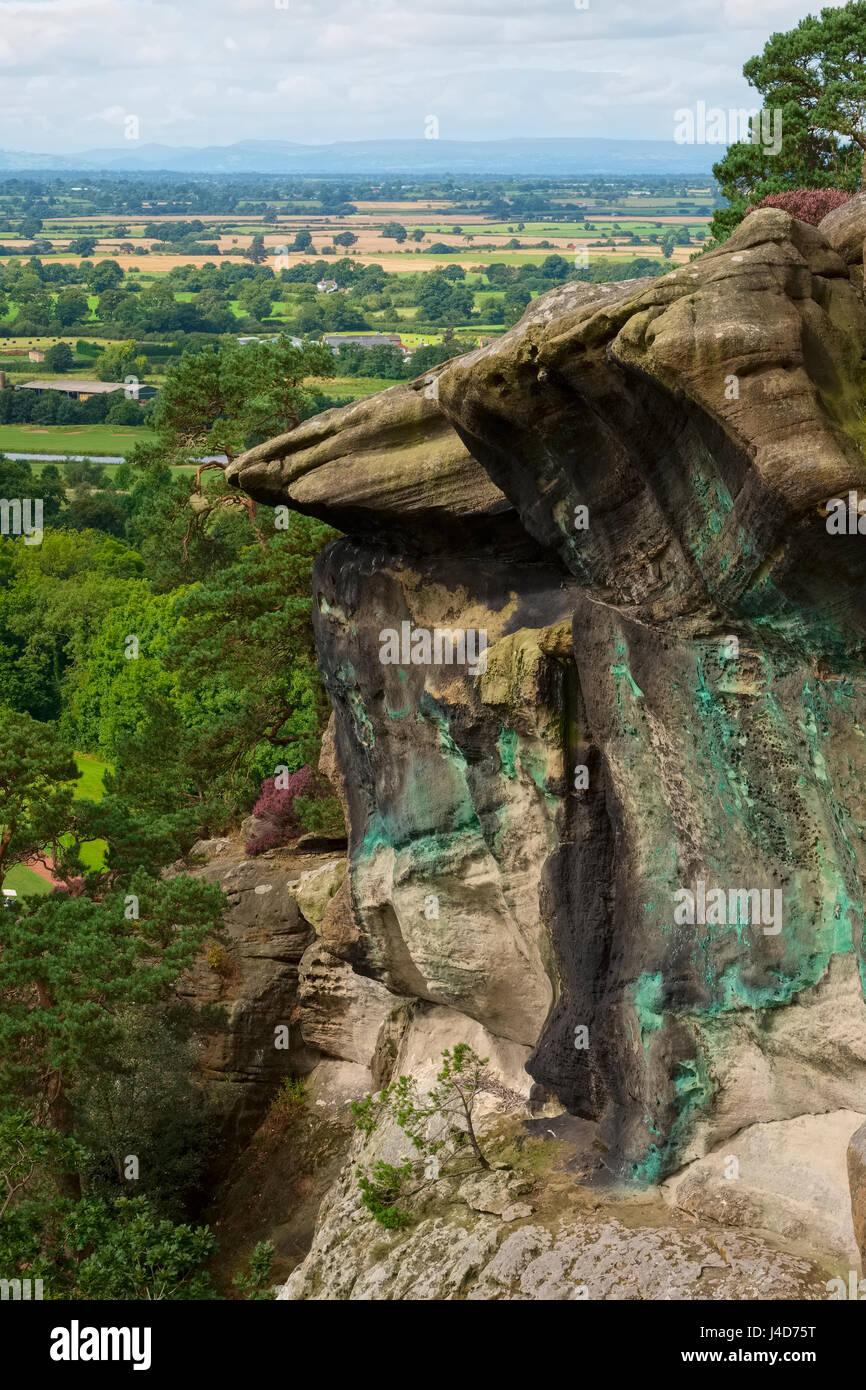 Sandstein Felsen im Hawkstone Park Follies mit Blick auf Shropshire Landschaft, England, UK Stockfoto