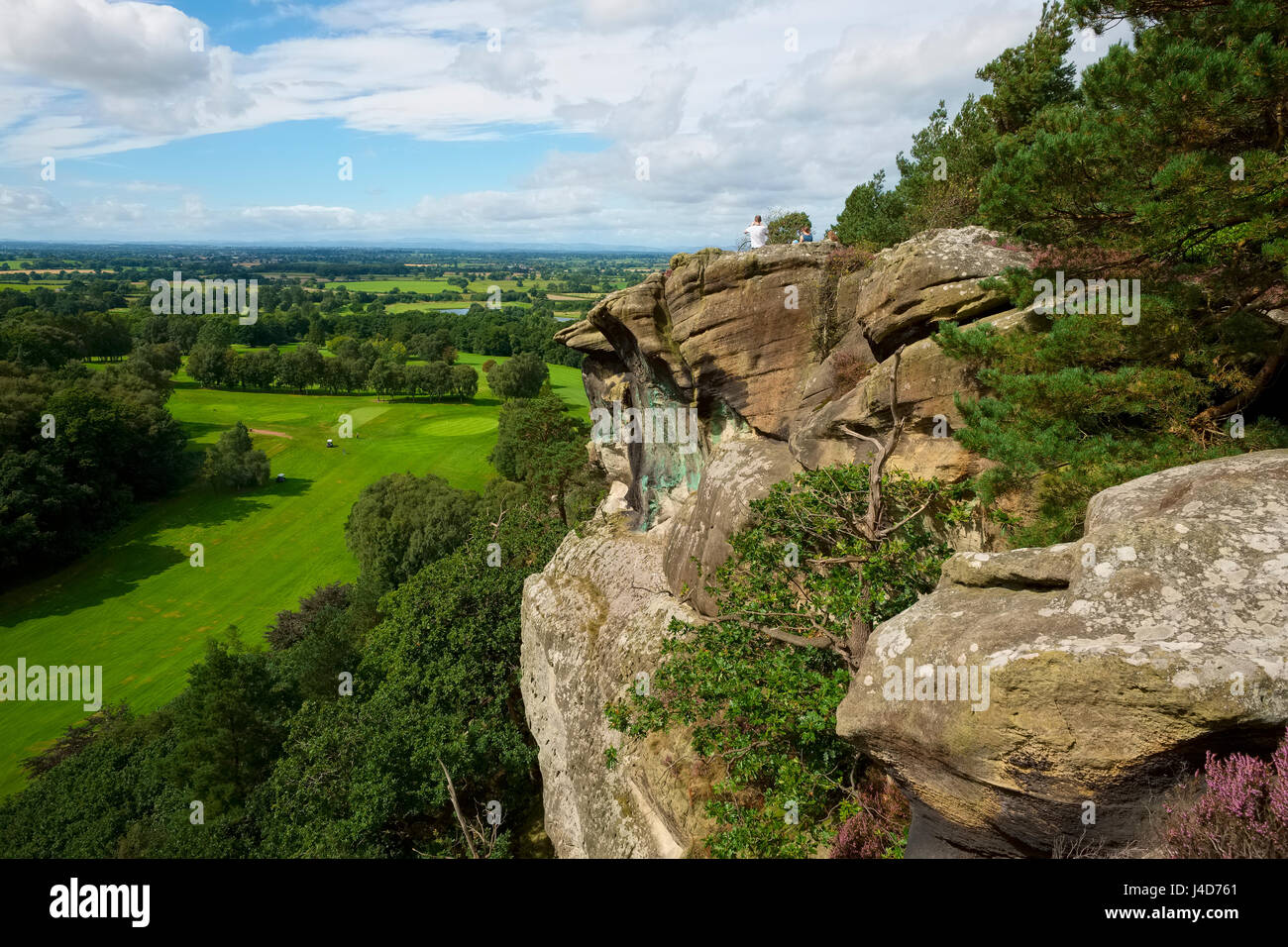 Sandstein Felsvorsprung mit Blick auf Hawkstone Golf Course, gesehen vom Hawkstone Park Follies, Shropshire, England, UK Stockfoto